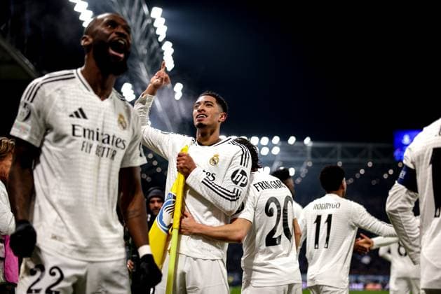 Sport Bilder des Tages Bergamo, Italy, 10th December 2024. Jude Bellingham of Real Madrid celebrates with team mates after scoring to give the side a 3-1 lead during the UEFA Champions League match at Stadio di Bergamo, Bergamo. Picture credit should read: Jonathan Moscrop Sportimage EDITORIAL USE ONLY. No use with unauthorised audio, video, data, fixture lists, club league logos or live services. Online in-match use limited to 120 images, no video emulation. No use in betting, games or single club league player publications. SPI-3516-0042