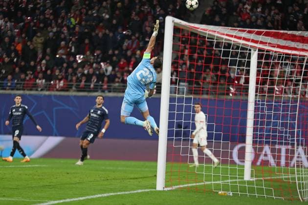UEFA Champions League RB Leipzig vs Aston Villa FC, 10 12 24 Goalkeeper Emiliano Martinez 23, Aston Villa in luck, the ball goes just over the goal, chance, parade Football, UEFA Champions League, Season 2024 2025 RB Leipzig vs Aston Villa FC on 10 12 24 at the Red Bull Arena, Leipzig Copyright: xBEAUTIFULxSPORTS JanxKaeferx