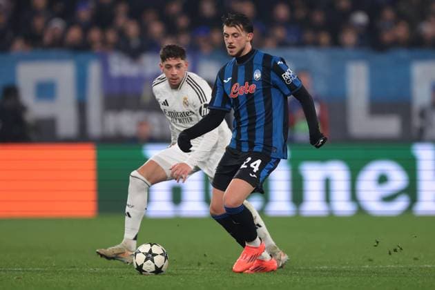 Bergamo, Italy, 10th December 2024. Lazar Samardzic of Atalanta is pursued by Federico Valverde of Real Madrid during the UEFA Champions League match at Stadio di Bergamo, Bergamo. Picture credit should read: Jonathan Moscrop Sportimage EDITORIAL USE ONLY. No use with unauthorised audio, video, data, fixture lists, club league logos or live services. Online in-match use limited to 120 images, no video emulation. No use in betting, games or single club league player publications. SPI-3516-0085