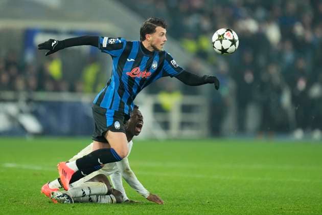 Atalanta BC v Real Madrid C.F. - UEFA Champions League 2024 25 League Phase MD6 Lazar Samardzic central midfield of Atalanta and Serbia and Vinicius Junior left winger of Real Madrid and Brazil compete for the ball during the UEFA Champions League 2024 25 League Phase MD6 match between Atalanta BC and Real Madrid C.F. at Stadio di Bergamo on December 10, 2024 in Bergamo, Italy. Bergamo Italy  Copyright: xJosexBretonx originalFilename:bretonhernandez-atalanta241210_np1B6.jpg