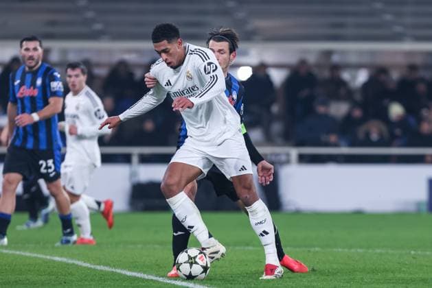 BERGAMO, ITALY - DECEMBER 10: Real Madrid s Jude Bellingham and Atalanta™s Marten de Roon during the Champions League football match between Atalanta and Real Madrid C.F. at the Gewiss Stadium on December 10, 2024 in Bergamo, Italy. (Photo by Stefano Nicoli Speed Media Icon Sportswire) SOCCER: DEC 10 Champions League 2024 25 - Atalanta v Real Madrid C.F EDITORIAL USE ONLY Icon24121004533