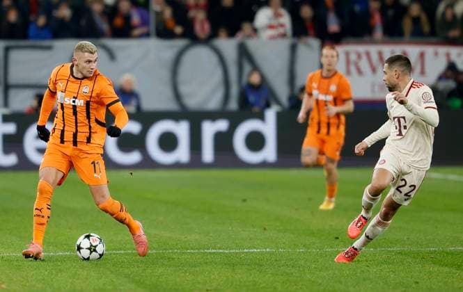 Picture from l Oleksandr Zubkov Shakhtar Donetsk, 11 and Raphael Guerreiro FC Bayern Muenchen, 22 , 10 12 2024, Football, Champions League, Shakhtar Donetsk Bayern Muenchen, GER, Gelsenkirchen, Arena AufSchalke Copyright: HMBxMedia xHeikoxBecker