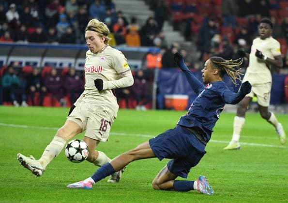 (241211) -- SALZBURG, Dec. 11, 2024 -- Bradley Barcola (R) of Paris Saint-Germain passes the ball during the UEFA Champions League match between FC Salzburg and Paris Saint-Germain in Salzburg, Austria, Dec. 10, 2024. ) (SP)AUSTRIA-SALZBURG-FOOTBALL-UEFA CHAMPIONS LEAGUE-FC SALZBURG VS PARIS SAINT-GERMAIN HexCanling 