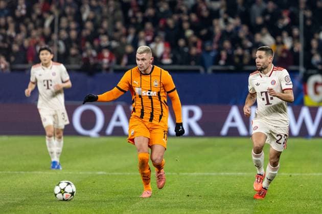 UEFA Champions League: FC Shakhtar Donetsk - FC Bayern München; 10.12.2024 Raphael Guerriro (FC Bayern München, 22), Olaksandr Zubkov (FC Shakhtar Donetsk, 11) UEFA Champions League: FC Shakhtar Donetsk - FC Bayern München; Arena AufSchalke, Gelsenkirchen; 10.12.2024 Copyright: xBEAUTIFULxSPORTS Buriakovx