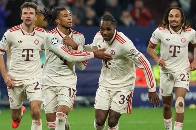 UEFA Champions League Shakhtar Donetsk FC Bayern Munich on 10 12 2024 at the Arena auf Schalke in Gelsenkirchen Cheering, goal celebration, goal scorer Michael Olise Muenchen 17 celebrates with the team after his goal for 1 to 5, here with Mathys Tel Muenchen 39 MH