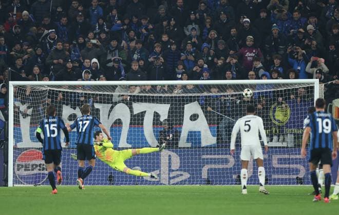Sport Bilder des Tages (241211) -- BERGAMO, Dec. 11, 2024 -- Atalanta s Charles De Ketelaere (2nd R) scores a penalty goal during the UEFA Champions League match between Atalanta and Real Madrid in Bergamo, Italy, Dec. 10, 2024. ) (SP)ITALY-BERGAMO-FOOTBALL-UEFA CHAMPIONS LEAGUE-ATALANTA VS REAL MADRID LixJing 