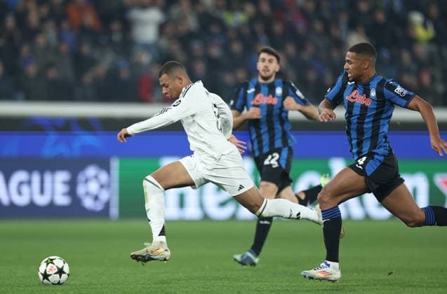 (241211) -- BERGAMO, Dec. 11, 2024 -- Real Madrid s Kylian Mbappe (L) breaks through during the UEFA Champions League match between Atalanta and Real Madrid in Bergamo, Italy, Dec. 10, 2024. ) (SP)ITALY-BERGAMO-FOOTBALL-UEFA CHAMPIONS LEAGUE-ATALANTA VS REAL MADRID LixJing 