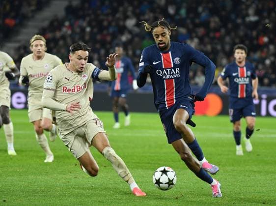 (241211) -- SALZBURG, Dec. 11, 2024 -- Bradley Barcola (R) of Paris Saint-Germain vies with Amar Dedic of FC Salzburg during the UEFA Champions League match between FC Salzburg and Paris Saint-Germain in Salzburg, Austria, Dec. 10, 2024. ) (SP)AUSTRIA-SALZBURG-FOOTBALL-UEFA CHAMPIONS LEAGUE-FC SALZBURG VS PARIS SAINT-GERMAIN HexCanling 