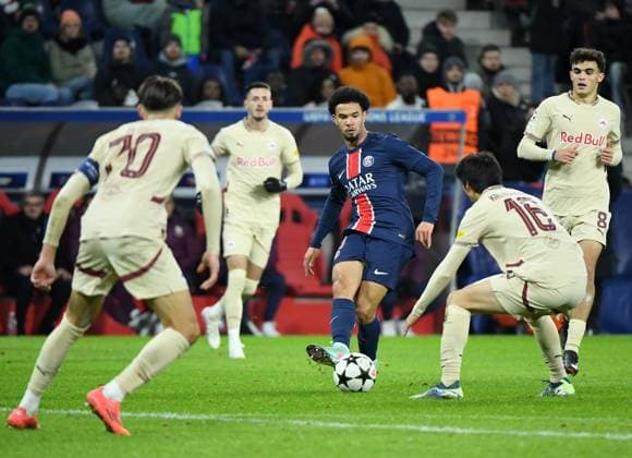 (241211) -- SALZBURG, Dec. 11, 2024 -- Warren Zaire-Emery (C) of Paris Saint-Germain passes the ball during the UEFA Champions League match between FC Salzburg and Paris Saint-Germain in Salzburg, Austria, Dec. 10, 2024. ) (SP)AUSTRIA-SALZBURG-FOOTBALL-UEFA CHAMPIONS LEAGUE-FC SALZBURG VS PARIS SAINT-GERMAIN HexCanling 