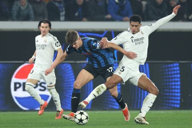 (241211) -- BERGAMO, Dec. 11, 2024 -- Real Madrid s Jude Bellingham (R) vies with Atalanta s Charles De Ketelaere (C) during the UEFA Champions League match between Atalanta and Real Madrid in Bergamo, Italy, Dec. 10, 2024. ) (SP)ITALY-BERGAMO-FOOTBALL-UEFA CHAMPIONS LEAGUE-ATALANTA VS REAL MADRID LixJing 