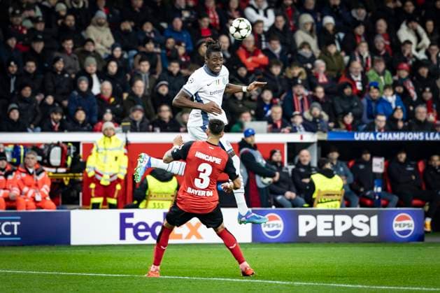 UEFA Champions League, Bayer 04 Leverkusen Inter Milan 10 12 2024 Yann Aurel Bisseck Inter Milan, 31 in header duel with Piero Hincapie Bayer 04 Leverkusen, 3 UEFA Champions League, Bayer 04 Leverkusen Inter Milan, matchday 6 on 10 12 2024 at BayArena in Leverkusen Copyright: xBEAUTIFULxSPORTS AxelxKohringx