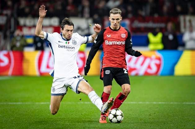 UEFA Champions League, Bayer 04 Leverkusen Inter Milan 10 12 2024 Matteo Darmian Inter Milan, 36 stalks Alejandro Grimaldo Bayer 04 Leverkusen, 20 off UEFA Champions League, Bayer 04 Leverkusen Inter Milan, matchday 6 on 10 12 2024 at BayArena in Leverkusen Copyright: xBEAUTIFULxSPORTS AxelxKohringx