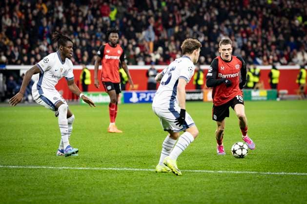 UEFA Champions League, Bayer 04 Leverkusen Inter Milan 10 12 2024 Florian Wirtz Bayer 04 Leverkusen, 10 approaching the penalty area, Nicolo Barella Inter Milan, 23 and far left Yann Aurel Bisseck Inter Milan, 31 hold off UEFA Champions League, Bayer 04 Leverkusen Inter Milan, matchday 6 on 10 12 2024 at BayArena in Leverkusen Copyright: xBEAUTIFULxSPORTS AxelxKohringx