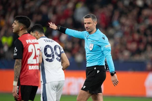 Referee Slavko VINCIC SVN gestures, gesticulates, Football Champions League, Matchday 6, Bayer 04 Leverkusen LEV Inter Milan Inter 1 0 on 10 12 2024 in Leverkusen Germany UEFA regulations prohibit any use of photographs as image sequences and or quasi video Â