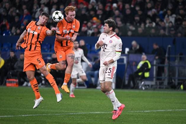 Thomas Müller Bayern Muenchen , Yukhym Konoplia Shakhtar Donetsk , Valeriy Bondar Shakhtar Donetsk , v re 10 12 2024, Football UEFA Champions League 2024 25, Matchday 6 in Gelsenkirchen, Shakhtar Donetsk FC Bayern Munich 1 5 Gelsenkirchen Veltins Arena Nordrhein Westfalen Germany Team2