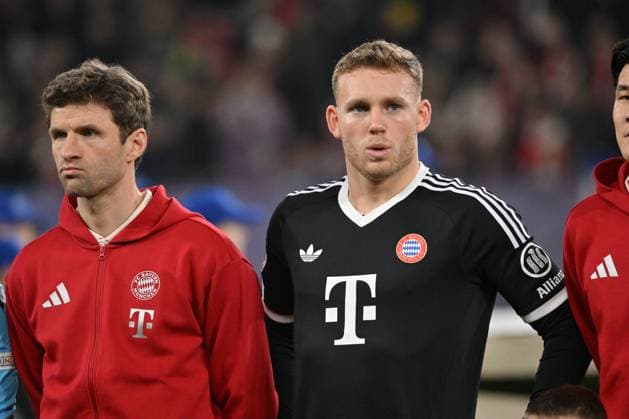 Goalkeeper Daniel Peretz FC Bayern Muenchen , left Thomas Müller Bayern Muenchen 10 12 2024, Football UEFA Champions League 2024 25, Matchday 6 in Gelsenkirchen, Shakhtar Donetsk FC Bayern Munich 1 5 Gelsenkirchen Veltins Arena North Rhine-Westphalia Germany Team2
