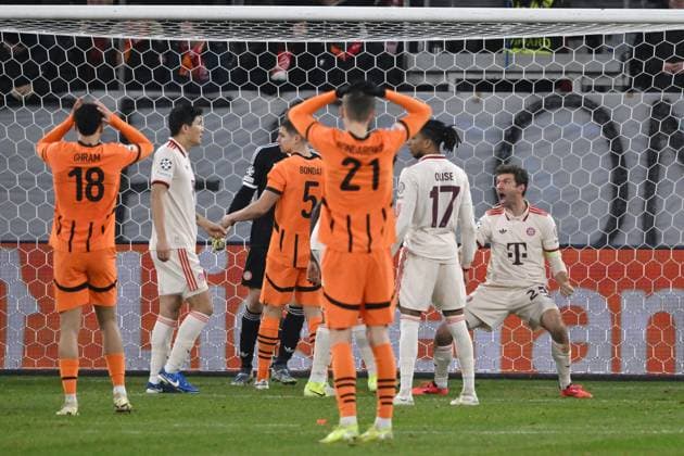 Thomas Müller Bayern Muenchen , re , celebrates his rescue 10 12 2024, Football UEFA Champions League 2024 25, 6 Matchday in Gelsenkirchen, Shakhtar Donetsk FC Bayern Munich 1 5 Gelsenkirchen Veltins Arena Nordrhein Westfalen Germany Team2
