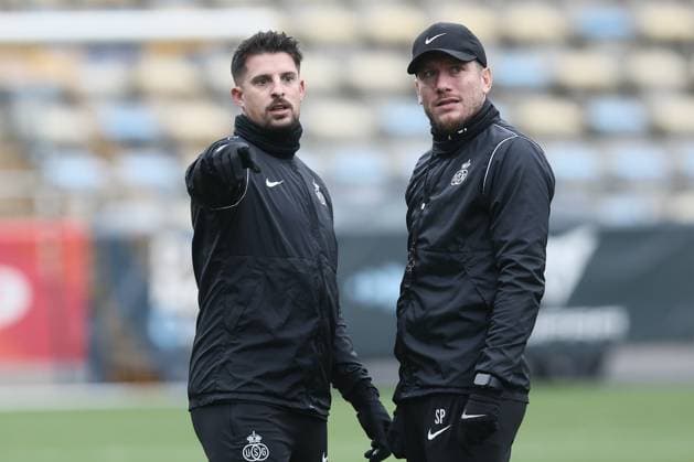 Kevin Mirallas and Union s head coach Sebastien Pocognoli pictured during a training session of Belgian soccer team Royale Union Saint-Gilloise, on Wednesday 11 December 2024 in Brussels. Tomorrow Union will meet French OGC Nice on day 6 8 of the League phase of the UEFA Europa League tournament. BRUNOxFAHY  x107936999x