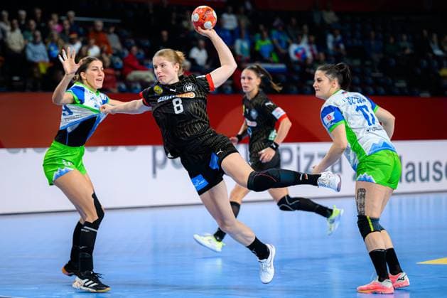 Sport Themen der Woche KW50 Sport Bilder des Tages Handball, Frauen: EM, Slowenien - Deutschland, Hauptrunde, Gruppe 2, 4. Spieltag v. li. im Zweikampf Ana Abina (Slowenien) und Nina Engel (Deutschland), Natasa Ljepoja (Slowenien) Wien Stadthalle Oesterreich *** Handball, Womens European Championship, Slovenia Germany, Main Round, Group 2, Matchday 4 from left in duel Ana Abina Slovenia and Nina Engel Germany , Natasa Ljepoja Slovenia Vienna Stadthalle Austria
