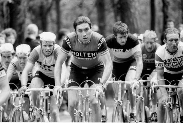 Archivbilder der Woche SPORT KW50 01.05.1974 Radsport, Radrennen, Rund um den Henningerturm, Fahrerfeld mit Eddy Merckx (mitte, im Molteni Trikot) , Aktion *** 01 05 1974 Cycling, Cycling race, Around the Henningerturm, field of riders with Eddy Merckx in the middle, in the Molteni jersey, action HM