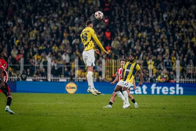 Fenerbahce-Athletic-Club-UEFA-Europa-League-MD6 Mert Muldur of Fenerbahce heads the ball during the match. Fenerbahce and Athletic Club faced each other in the UEFA Europa League 2024 25 League Phase MD6, the match took place at Sukru Saracoglu Stadium on December 11, 2024 Istanbul Istanbul Turkey Copyright: xYagizxGurtugx