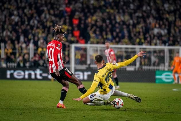 Fenerbahce-Athletic-Club-UEFA-Europa-League-MD6 Nico Williams of Athletic Club challenged by Mert Muldur of Fenerbahce during the match. ~Fenerbahce and Athletic Club faced each other in the UEFA Europa League 2024 25 League Phase MD6, the match took place at Sukru Saracoglu Stadium on December 11, 2024 Istanbul Istanbul Turkey Copyright: xYagizxGurtugx