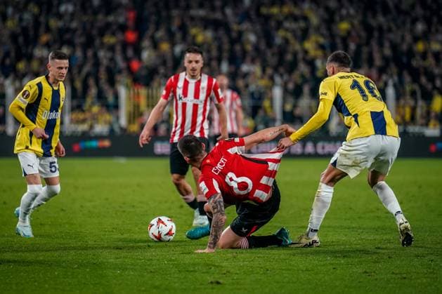 Fenerbahce-Athletic-Club-UEFA-Europa-League-MD6 Oihan Sancet of Athletic Club was challenged by Mert Muldur of Fenerbahce during the match. Fenerbahce and Athletic Club faced each other in the UEFA Europa League 2024 25 League Phase MD6, the match took place at Sukru Saracoglu Stadium on December 11, 2024 Istanbul Istanbul Turkey Copyright: xYagizxGurtugx