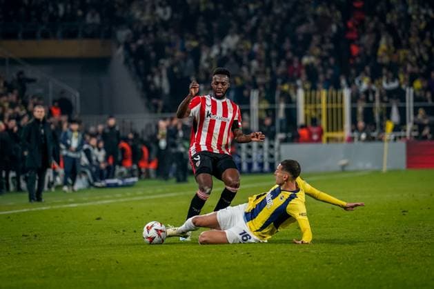 776199425 Oihan Sancet of Athletic Club challenged by Mert Muldur of Fenerbahce during the match. Fenerbahce and Athletic Club faced each other in the UEFA Europa League 2024 25 League Phase MD6, the match took place at Sukru Saracoglu Stadium on December 11, 2024 Istanbul Istanbul Turkey Copyright: xYagizxGurtugx