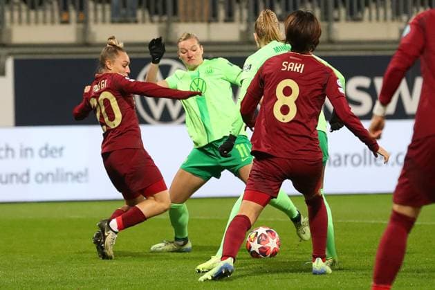 VfL vs AS Roma, CL Women Wolfsburg, 11 12 2024, FOOTBALL VfL Wolfsburg vs AS Roma, group round Champions League Women, season 2024 25 Giada Greggi AS Roma , Alexandra Popp VfL Wolfsburg Wolfsburg