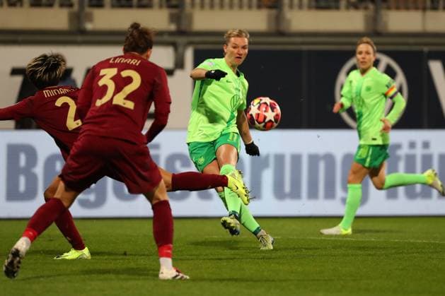 VfL vs AS Roma, CL Women Wolfsburg, 11 12 2024, FOOTBALL VfL Wolfsburg vs AS Roma, group round Champions League Women, season 2024 25 Alexandra Popp VfL Wolfsburg scores goal to make it 1 0 Wolfsburg