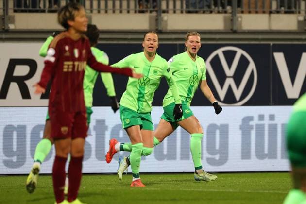 VfL vs AS Roma, CL Women Wolfsburg, 11 12 2024, FOOTBALL VfL Wolfsburg vs AS Roma, group round Champions League Women, 2024 season 25 Alexandra Popp VfL Wolfsburg celebrates with the team after her goal to make it 1 0 Wolfsburg