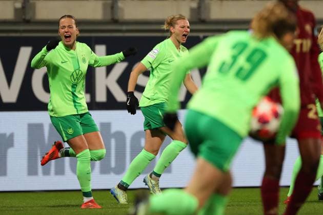 VfL vs AS Roma, CL Women Wolfsburg, 11 12 2024, FOOTBALL VfL Wolfsburg vs AS Roma, group round Champions League Women, 2024 season 25 Alexandra Popp VfL Wolfsburg celebrates with the team after her goal to make it 1 0 Wolfsburg