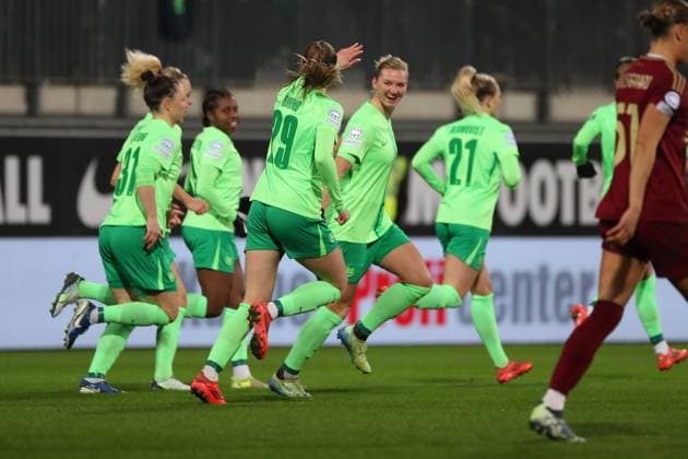 VfL vs AS Roma, CL Women Wolfsburg, 11 12 2024, FOOTBALL VfL Wolfsburg vs AS Roma, group round Champions League Women, 2024 season 25 Alexandra Popp VfL Wolfsburg celebrates with the team after her goal to make it 1 0 Wolfsburg