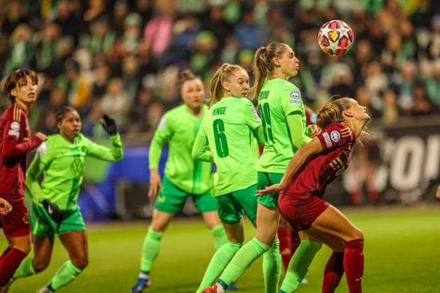 GER, Wolfsburg, VfL Wolfsburg vs AS Roma, WomenÂs Champions League, Football, UEFA, Season 2024 2025, AOK Stadion, Matchday 5, pictured from l Janina Minge VfL Wolfsburg 6 , Jule Brand VfL Wolfsburg 29 DFB DFL REGULATIONS PROHIBIT ANY USE OF PHOTOGRAPHS AS IMAGE SEQUENCES AND OR QUASI VIDEO, 02 12 2024, Copyright: HMBxMedia HendrikxHamelau