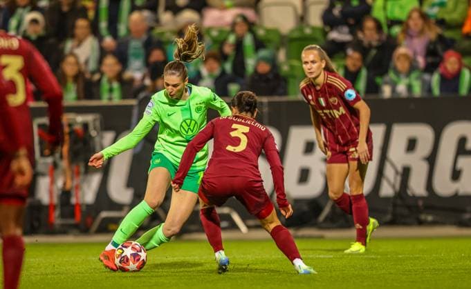 GER, Wolfsburg, VfL Wolfsburg vs AS Roma, WomenÂs Champions League, Football, UEFA, Season 2024 2025, AOK Stadion, Matchday 5, pictured from l Jule Brand VfL Wolfsburg 29 , Lucia Di Guglielmo AS Roma 3 DFB DFL REGULATIONS PROHIBIT ANY USE OF PHOTOGRAPHS AS IMAGE SEQUENCES AND OR QUASI VIDEO, 02 12 2024, Copyright: HMBxMedia HendrikxHamelau