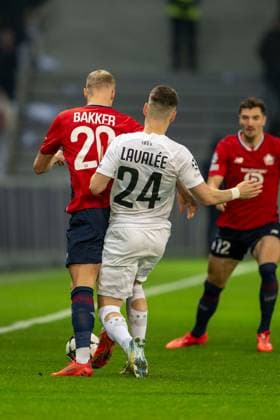 SOCCER - UEFA CL, Lille vs Sturm LILLE,FRANCE,11.DEC.24 - SOCCER - UEFA Champions League, OSC Lille vs SK Sturm Graz. Image shows Mitchel Bakker (Lille) and Dimitri Lavalee (Sturm).  GEPAxpictures xAvnixRetkoceri