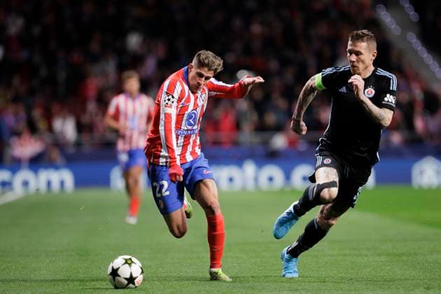 UEFA champions league - Atletico de Madrid vs Slovan Bratislava MADRID,SPAIN - 11 December: Giuliano Simeone of Atletico de Madrid and Juraj Kucka of Slovan Bratislava fight for the ball during UEFA champions league 2024 25 match between Atletico de Madrid and Slovan Bratislava at Riyadh Air Metropolitano Stadium. (Photo by Guillermo Martinez) Madrid Riyadh Air Metropolitano Stadium Spain Copyright: xGuillermoxMartinezx