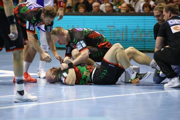 Sport Themen der Woche KW50 Sport Bilder des Tages 11.12.2024, xgox, Handball - Daikin HBL, SC Magdeburg - VfL Gummersbach emspor, v.l. Oscar Bergendahl (Magdeburg, 54) verletzt, Verletzung, Albin Lagergren (Magdeburg, 21) und Magnus Saugstrup (Magdeburg, 23) sind bei ihm Magdeburg *** 11 12 2024, xgox, Handball Daikin HBL, SC Magdeburg VfL Gummersbach emspor, v l Oscar Bergendahl Magdeburg, 54 injured, injury, Albin Lagergren Magdeburg, 21 and Magnus Saugstrup Magdeburg, 23 are with him Magdeburg