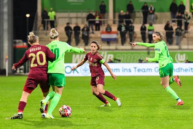 Soccer I Women I Season 2024 2025 I Champions League I VfL Wolfsburg AS Roma I 11 12 2024 Match scene Giada Greggi 20, AS Roma attacks Svenja Huth 10, VfL Wolfsburg in a tackle, while Manuela Giugliano 10, AS Roma runs into Huths passing lane and Jule Brand 29, VfL Wolfsburg indicates where Huth should play the ball Wolfsburg AOK Stadion Niedersachsen Germany Copyright: xLobeca InesxHähnelx