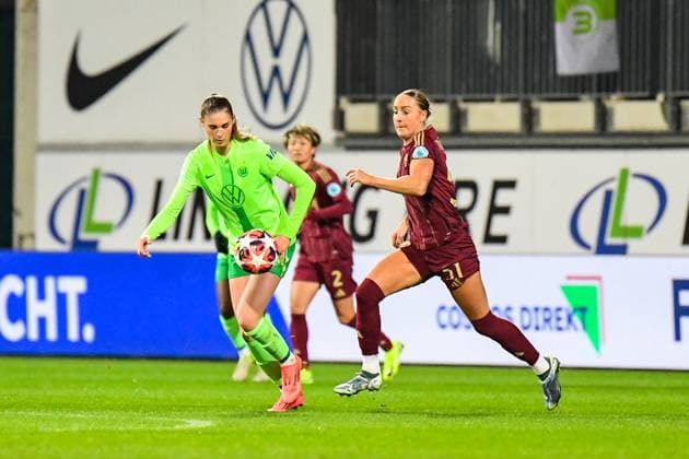 Soccer I Women I Season 2024 2025 I Champions League I VfL Wolfsburg AS Roma I 11 12 2024 duel Jule Brand 29, VfL Wolfsburg and Sanne Troelsgaard 51, AS Roma fight for the ball Wolfsburg AOK Stadium Lower Saxony Germany Copyright: xLobeca InesxHähnelx