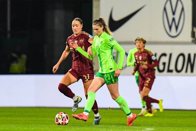 Soccer I Women I Season 2024 2025 I Champions League I VfL Wolfsburg AS Roma I 11 12 2024 duel Sanne Troelsgaard 51, AS Roma attacks Jule Brand 29, VfL Wolfsburg , who plays the ball Wolfsburg AOK Stadium Lower Saxony Germany Copyright: xLobeca InesxHähnelx