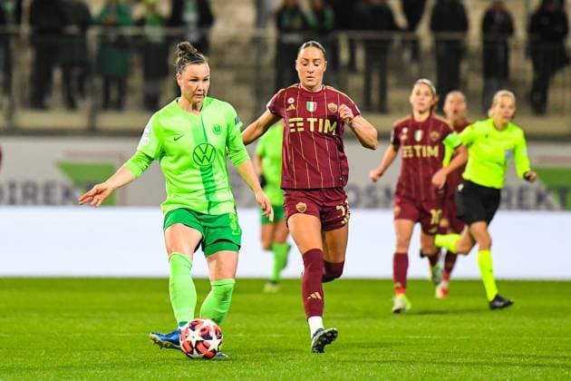Soccer I Women I Season 2024 2025 I Champions League I VfL Wolfsburg AS Roma I 11 12 2024 Match scene Marina Hegering 31, VfL Wolfsburg passes the ball back, Sanne Troelsgaard 51, AS Roma cannot prevent the return pass Wolfsburg AOK Stadium Lower Saxony Germany Copyright: xLobeca InesxHähnelx