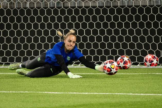 241211 Ellie Roebuck goalkeeper of FC Barcelona during a training session on December 11, 2024 in Stockholm Photo Michael Campanella BILDBYRAN COP 313 MC0118 fotboll football soccer fotball damn uefa womens champions league barcelona femini press conference training bbeng  Copyright: MICHAELxCAMPANELLA BB241211MC043