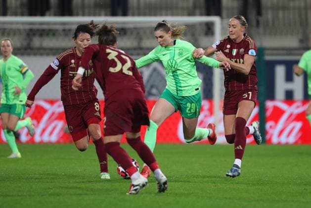 VfL vs AS Roma, CL Women Wolfsburg, 11 12 2024, FOOTBALL VfL Wolfsburg vs AS Roma, group round Champions League Women, season 2024 25 Saki Kumagai AS Roma , Jule Brand VfL Wolfsburg , Sanne Troelsgaard AS Roma Wolfsburg