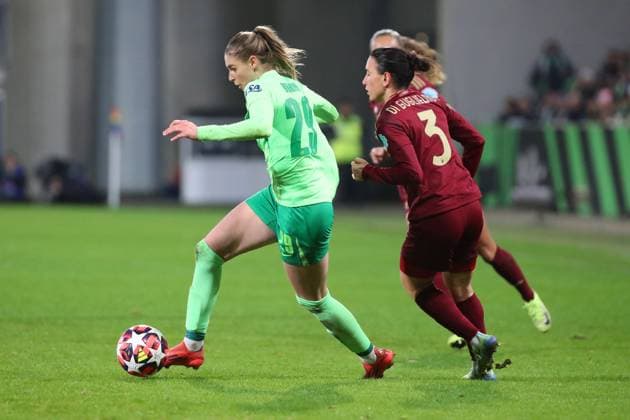 VfL vs AS Rome, CL Women Wolfsburg, 11 12 2024, FOOTBALL VfL Wolfsburg vs AS Rome, group round Champions League Women, season 2024 25 Sarai Linder VfL Wolfsburg , Lucia Di Guglielmo AS Rome Wolfsburg