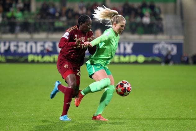 VfL vs AS Roma, CL Women Wolfsburg, 11 12 2024, FOOTBALL VfL Wolfsburg vs AS Roma, group round Champions League Women, season 2024 25 Hawa Cissoko AS Roma , Rebecka Blomqvist VfL Wolfsburg Wolfsburg