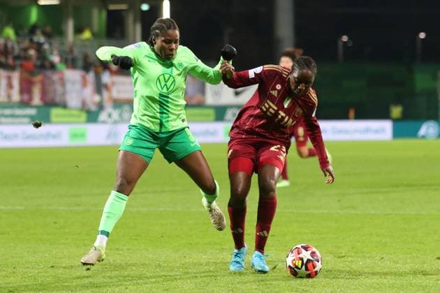 VfL vs AS Roma, CL Women Wolfsburg, 11 12 2024, FOOTBALL VfL Wolfsburg vs AS Roma, group round Champions League Women, season 2024 25 Lineth Beerensteyn VfL Wolfsburg , Hawa Cissoko AS Roma Wolfsburg