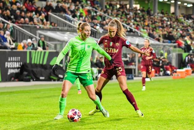 Soccer I Women I Season 2024 2025 I Champions League I VfL Wolfsburg AS Roma I 11 12 2024 Match scene Sarai Linder 39, VfL Wolfsburg shields the ball in a duel against Frederikke Thogersen 25, AS Roma Wolfsburg AOK Stadium Lower Saxony Germany Copyright: xLobeca InesxHähnelx