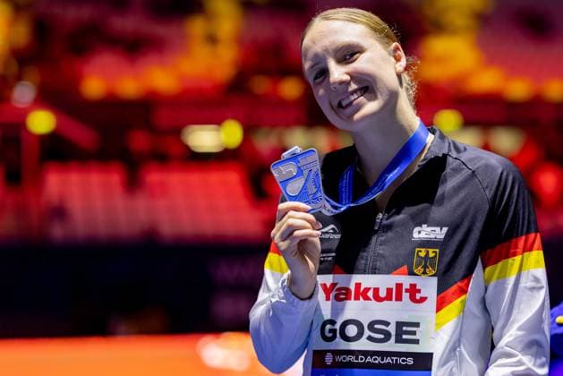 Sport Themen der Woche KW50 Sport Bilder des Tages Isabel Gose, GER, Vize-Weltmeisterin HUN, World Aquatics Swimming Championships (25m), Schwimmen, Finals, 800m Freistil Siegerehrung Budapest 2024, 11.12.2024, HUN, World Aquatics Swimming Championships (25m), Schwimmen, Finals, 800m Freistil Siegerehrung Budapest 2024, 11.12.2024 Budapest *** Isabel Gose, GER, Vice World Champion HUN, World Aquatics Swimming Championships 25m , Swimming, Finals, 800m Freestyle Award Ceremony Budapest 2024, 11 12 2024, HUN, World Aquatics Swimming Championships 25m , Swimming, Finals, 800m Freestyle Award Ceremony Budapest 2024, 11 12 2024 Budapest Copyright: xEibner-Pressefoto JoxKleindlx EP_JKL