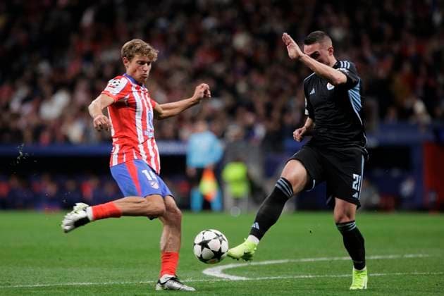 UEFA champions league - Atletico de Madrid vs Slovan Bratislava MADRID,SPAIN - 11 December: Marcos Llorente of Atletico de Madrid and Robert Mak of Slovan Bratislava fight for the ball during UEFA champions league 2024 25 match between Atletico de Madrid and Slovan Bratislava at Riyadh Air Metropolitano Stadium. (Photo by Guillermo Martinez) Madrid Riyadh Air Metropolitano Stadium Spain Copyright: xGuillermoxMartinezx